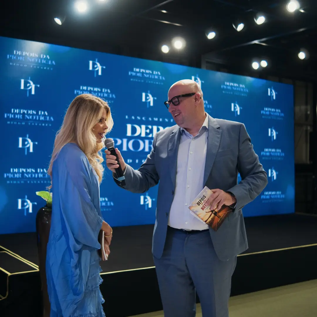 Entrevista no palco durante o lançamento de Depois da Pior Notícia